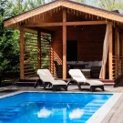 Комплект пластиковых шезлонгов MARK коричневых (c матрасами)