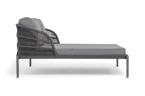 "Позитано" лежак плетеный из роупа, каркас алюминий темно-серый (RAL7024) муар, роуп темно-серый круглый, ткань темно-серая 027