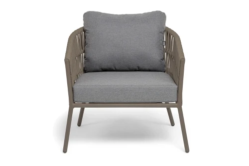 "Комо" кресло плетеное из роупа, каркас алюминий бежево-серый (RAL7006) муар, роуп серо-коричневый 23мм, ткань темно-серая 027