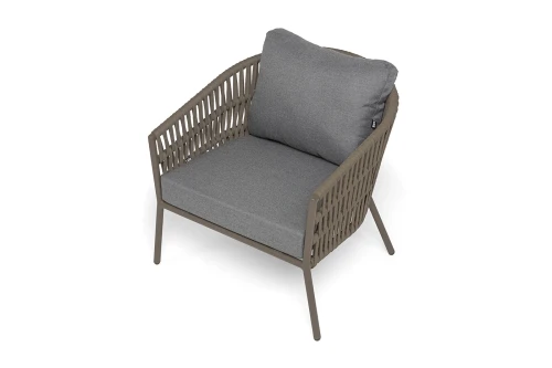 "Комо" кресло плетеное из роупа, каркас алюминий бежево-серый (RAL7006) муар, роуп серо-коричневый 23мм, ткань темно-серая 027