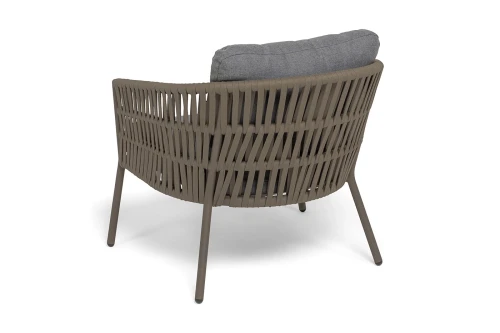 "Комо" кресло плетеное из роупа, каркас алюминий бежево-серый (RAL7006) муар, роуп серо-коричневый 23мм, ткань темно-серая 027