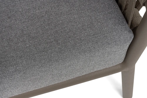 "Комо" кресло плетеное из роупа, каркас алюминий бежево-серый (RAL7006) муар, роуп серо-коричневый 23мм, ткань темно-серая 027