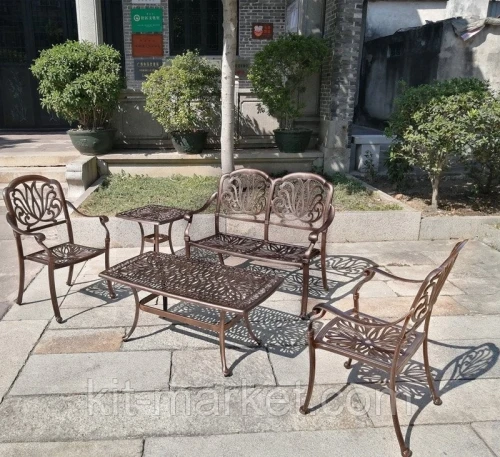 Стол журнальный из литого алюминия