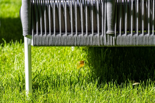 "Канны" диван 2-местный плетеный из роупа, каркас алюминий белый муар, роуп светло-серый круглый, ткань серая 017