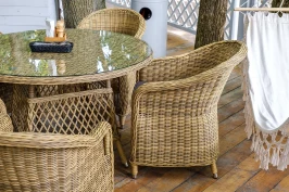 "Равенна" плетеное кресло из искусственного ротанга, цвет соломенный с серой подушкой