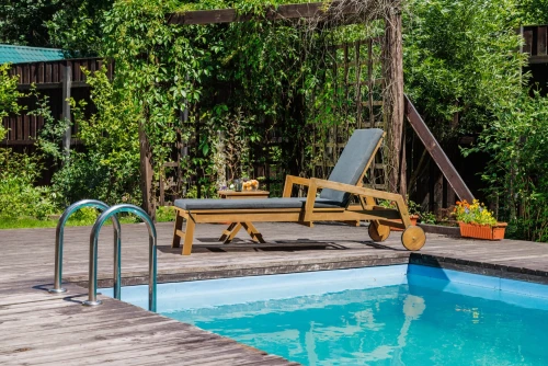 Комплект из шезлонга PAOLO и столика LUCIO из акации(teaklook)