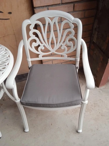 Белое кресло Louis из литого алюминия