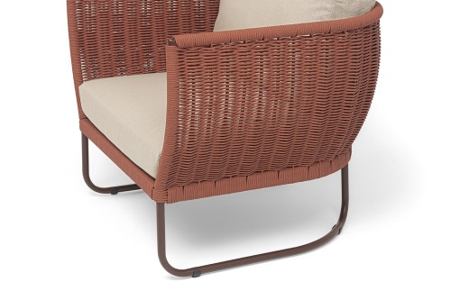 "Фиджи" кресло плетеное из роупа, каркас алюминий коричневый (RAL8016) муар, роуп красный (8372) круглый tex, ткань Mossle бежевая