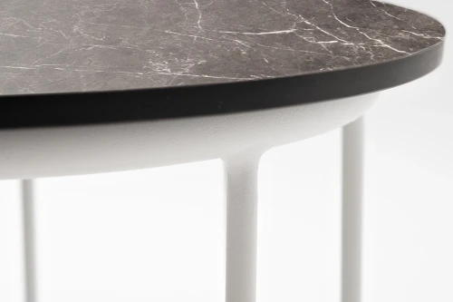 "Эквадор" журнальный стол из HPL круглый Ø40 H55, каркас из алюминия белый муар, цвет столешницы "серый мрамор"