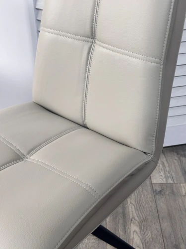 Стул VIGGE 360 град. поворот.  HF017-11 / HF017-12 Бежевый, экокожа / Черный каркас, ®DISAUR