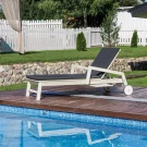 Шезлонг PAOLO на колесиках из акации белого цвета