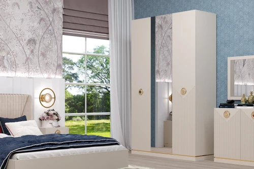 Шкаф 3-х дверный с зеркальным фасадом Капри